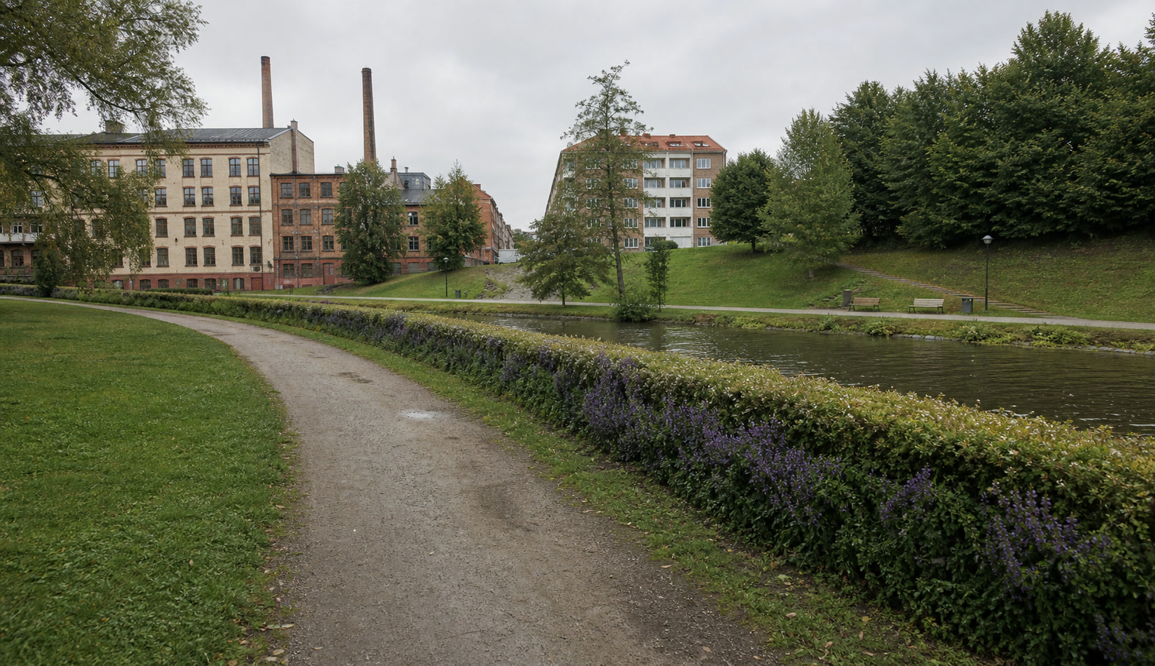 Grønn overvannsbarriere ved vannvei som kan bremse vannsprut, støv og mikroplast